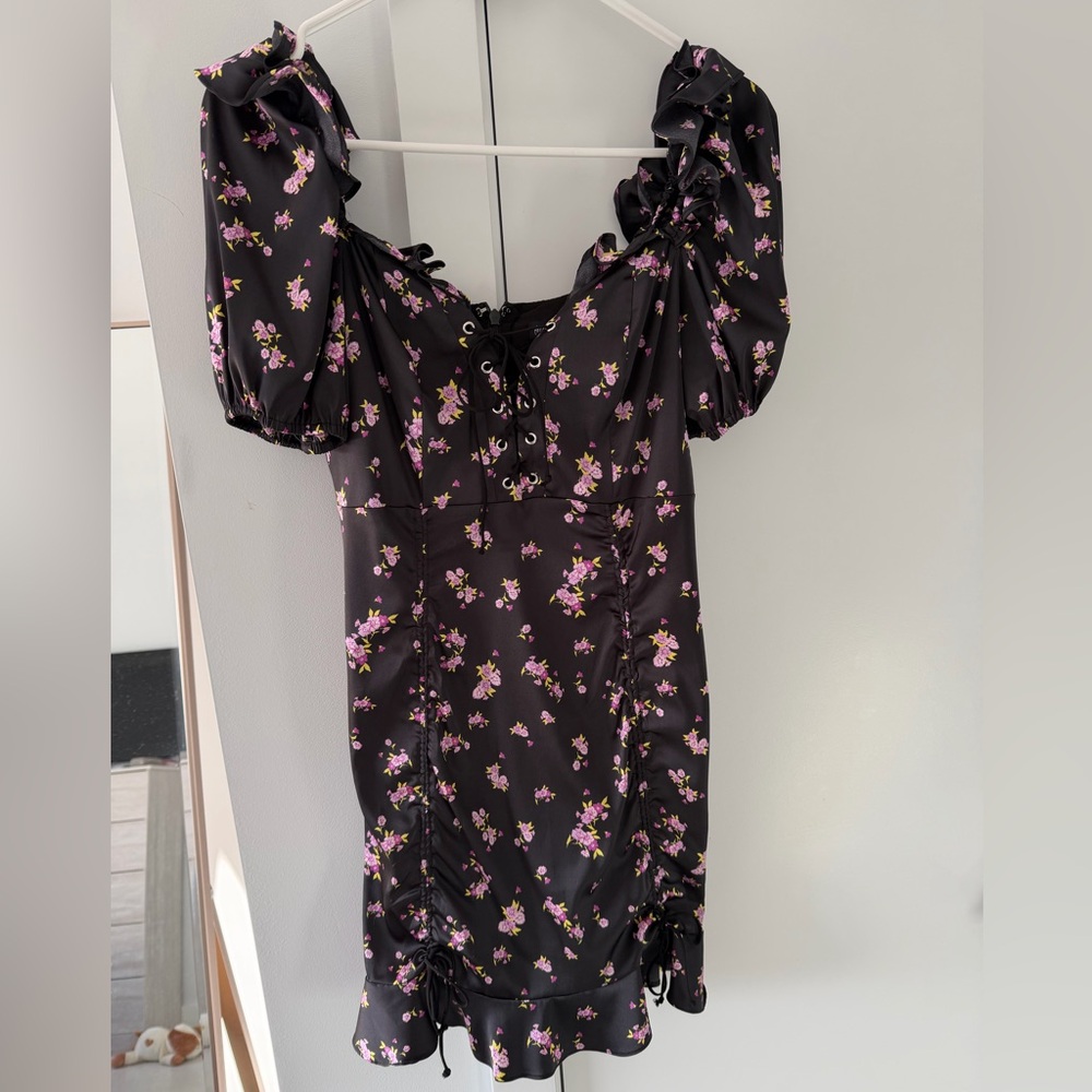 Beautiful black floral dress in excellent condition.
Size Small.